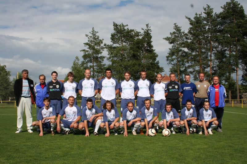 Společné foto ve Vacenovicích před zápasem se Šardickým béčkem ,výhra 1:0,branka Lukáš Ňorek,červen 2009
